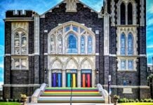 Une église du Texas répond avec beauté et courage à la suppression des passages piétons arc-en-ciel