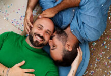 Souligner les jalons : rituels, fierté et tendresse dans les couples de même sexe