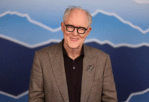 John Lithgow juge les positions transphobes de J.K. Rowling «inexplicables»… mais défend son choix d’incarner Dumbledore