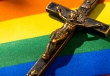 Un chrétien affirmant souffrir d’une «phobie des drapeaux de la Fierté» perd sa poursuite pour discrimination