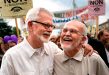 Fierté Montréal rend hommage au couple de Roger et Theo